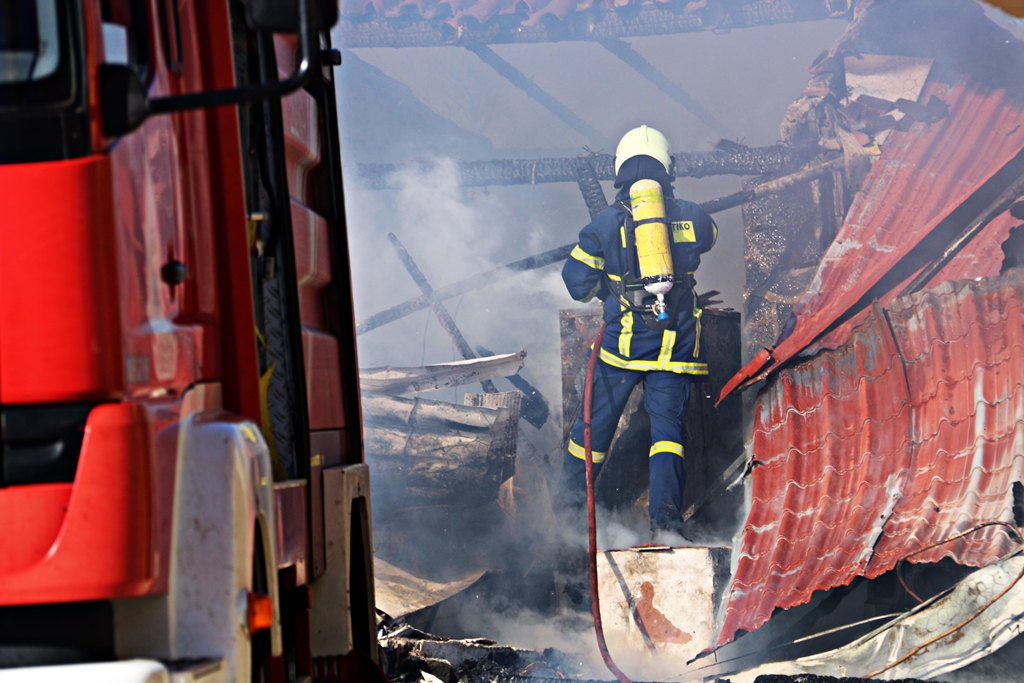 Πρέβεζα : Στις φλόγες τυλίχθηκε αποθήκη σπιτιού στην Μυρσίνη
